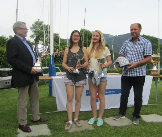 kr heinrich spaengler spaenglerbank mit siegerpokal fuer souveraene damencrew530